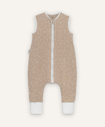 Musselin-Schlafsack mit Beinen 0.5 TOG in Beige.