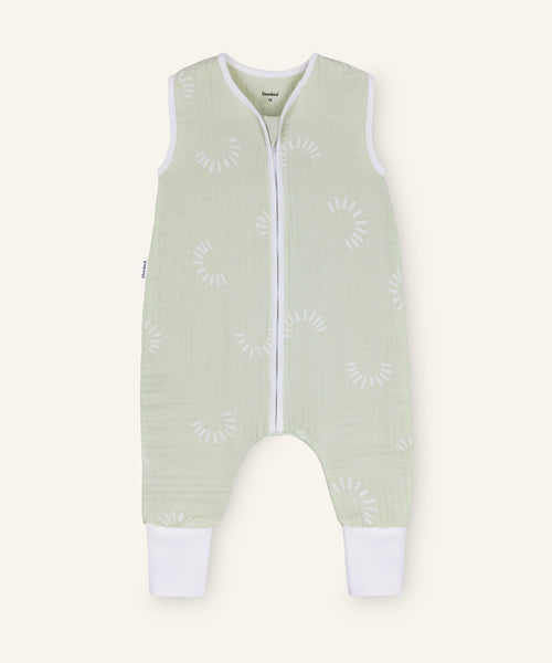Musselin-Schlafsack mit Beinen 0.5 TOG in Salbei Gemustert.