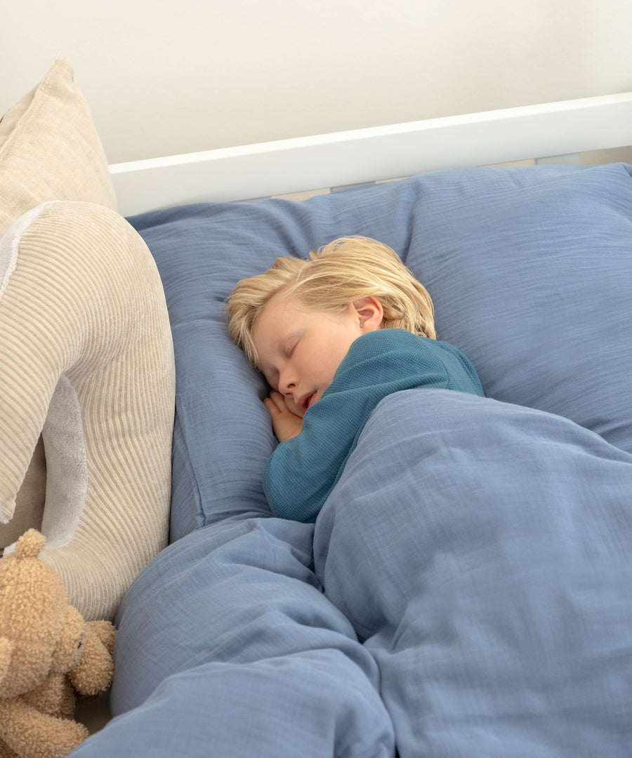 Kind schläft im Panorama Hausbett.