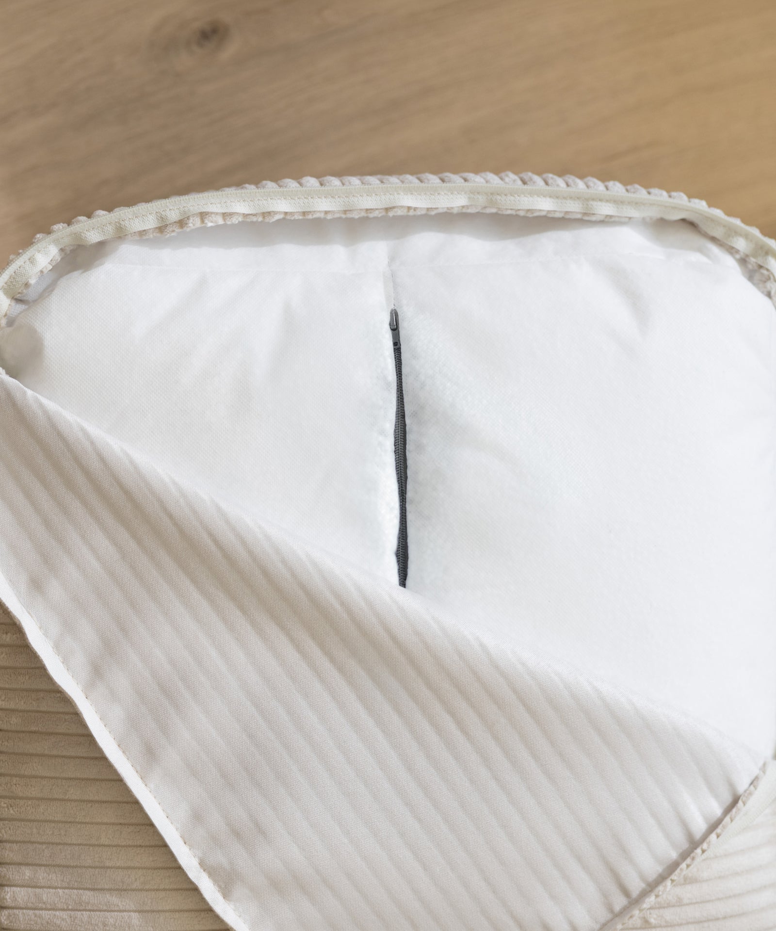 Leicht nachfüllbar*Der Innenbeutel mit Reißverschluss verhindert das Austreten des Granulats - und macht das Nachfüllen besonders einfach.|Pouf mit Innensack und Reißverschluss für einfaches Nachfüllen des Granulats