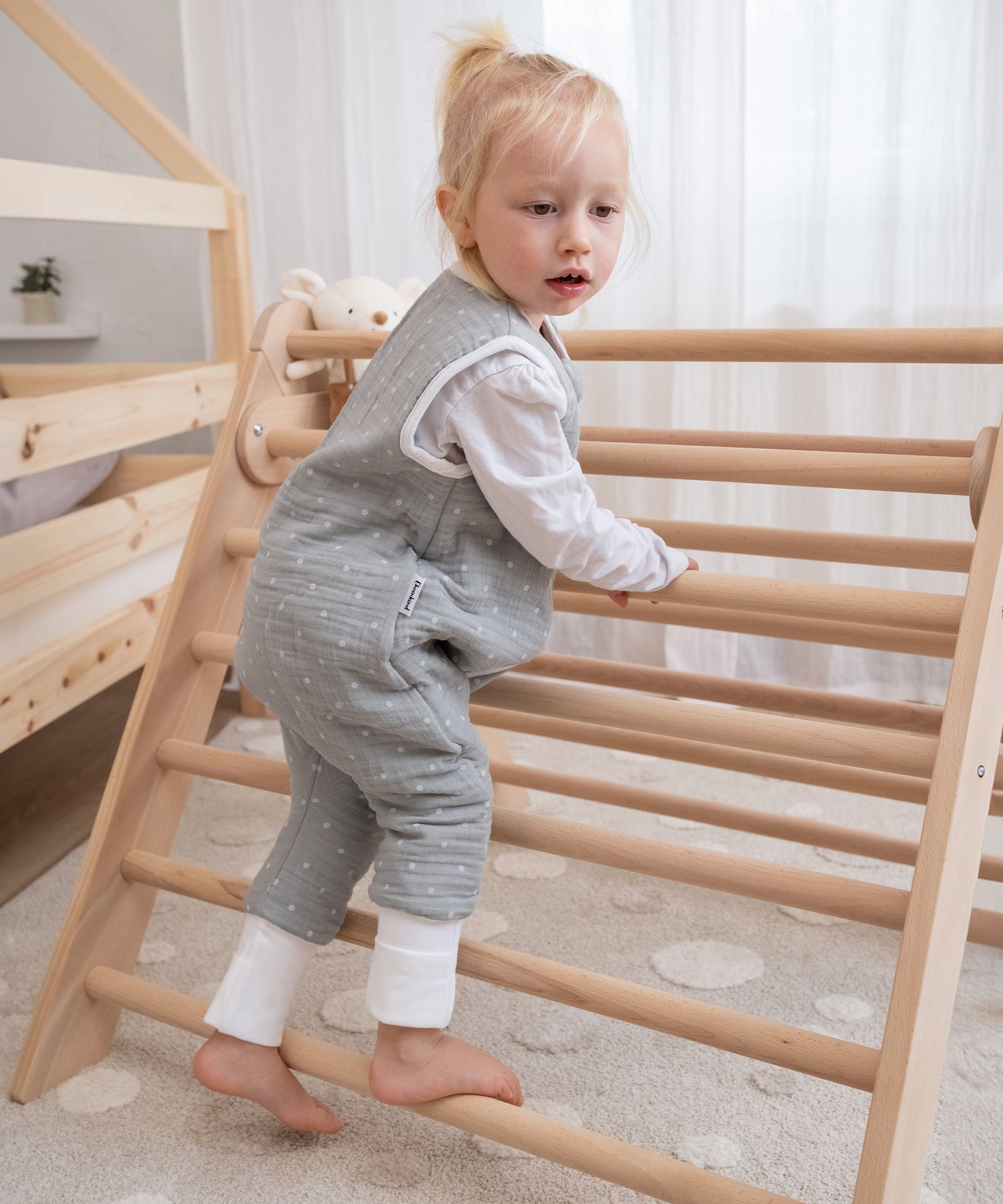 Maximale Beweglichkeit*Der Schlafsack mit Füßen ist perfekt für Kinder, die gerne mehr Beinfreiheit haben.|Kind in Schlafsack auf Kletterdreieck.