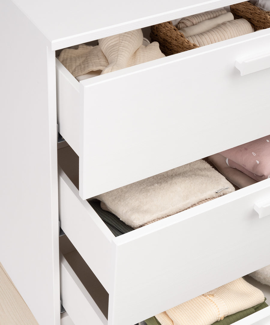 Detailaufnahme der Schublade der Linia Kommode aus Kiefer mit leichtgängiger Führung.