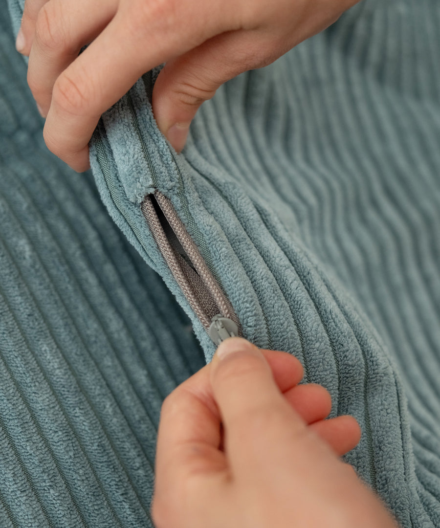 Praktisch & pflegeleicht*Der Außenbezug lässt sich leicht abnehmen und waschen - für mehr Frische und Hygiene im Familienalltag.|Sitzsack wird am Reißverschluss geöffnet.