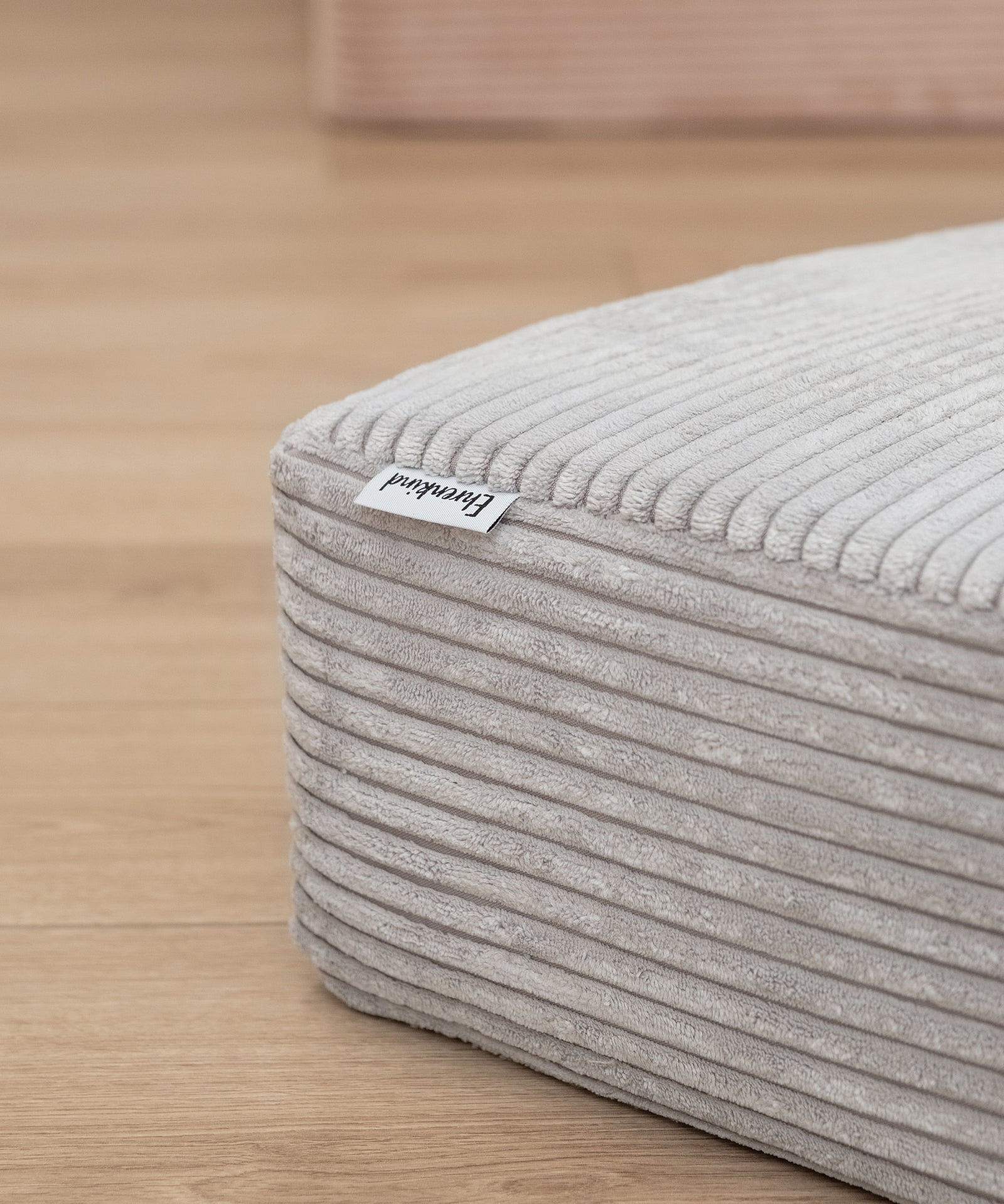 Hochwertige Materialien*Der Cord-Bezug ist strapazierfähig und pflegeleicht. Er lässt sich einfach abnehmen und bequem in der Maschine waschen.| Detailaufnahme Cordbezug.