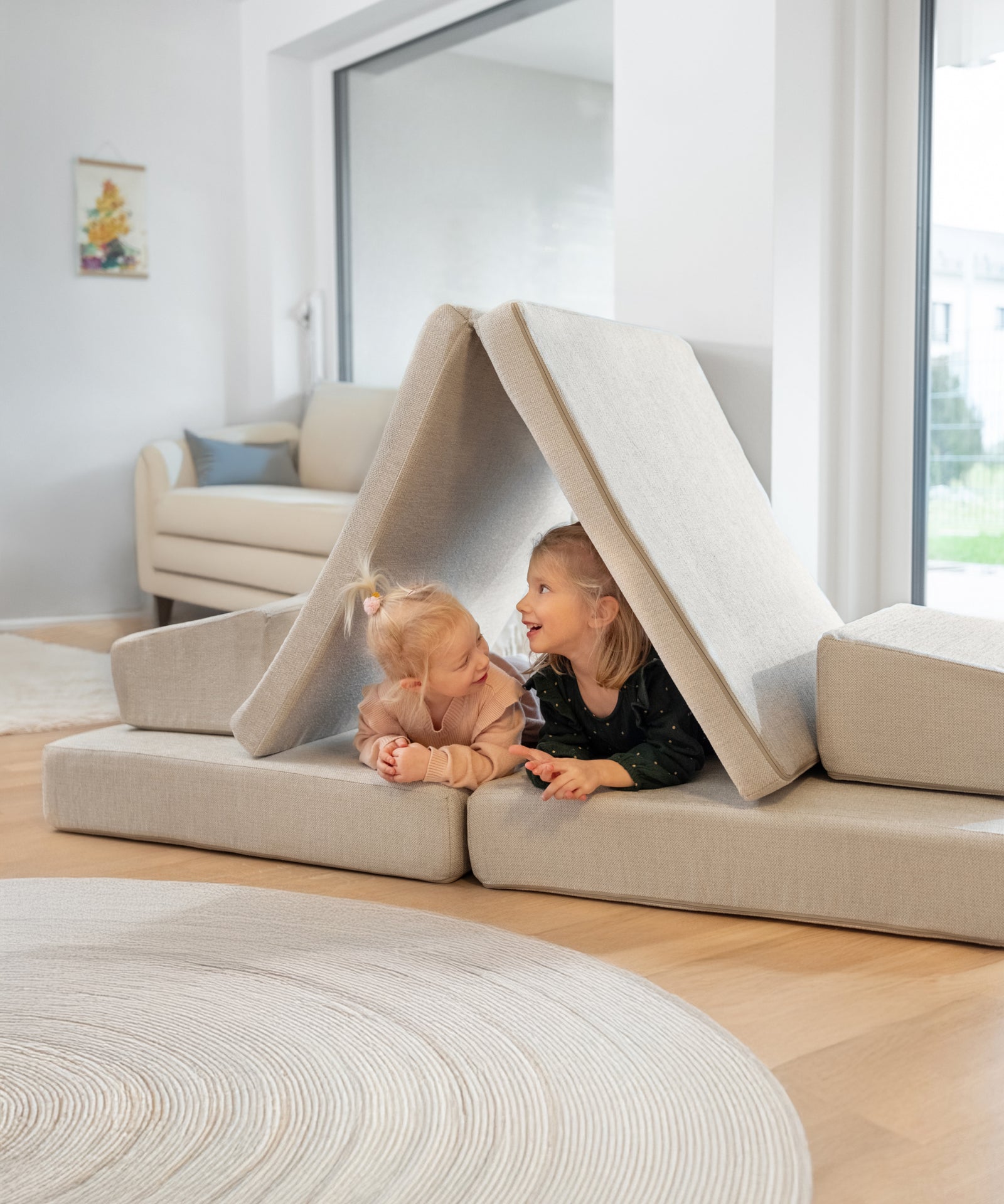 1 Sofa -  Viele Möglichkeiten*Das Spielsofa kann in unzählige Spielwelten verwandelt werden – ob als Burg, Höhle, Schiff oder Turnmatte, alles ist möglich!| Ein Kindersofa mit unendlichen Spielmöglichkeiten. 