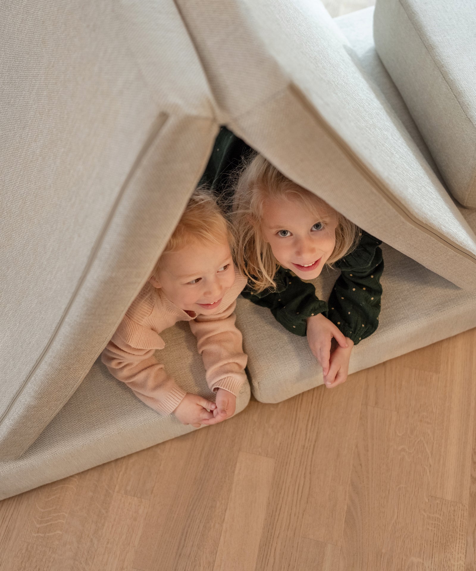 Kinder können eine Höhle oder Versteck aus Spielsofa bauen.