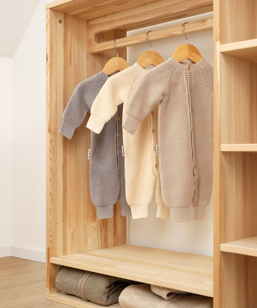 Made in Europe*Hochwertig verarbeitet, langlebig und in bester Qualität hergestellt - ein Lieblingsstück in jeder Babygarderobe.|Strickoverall im Schrank aufgehängt.