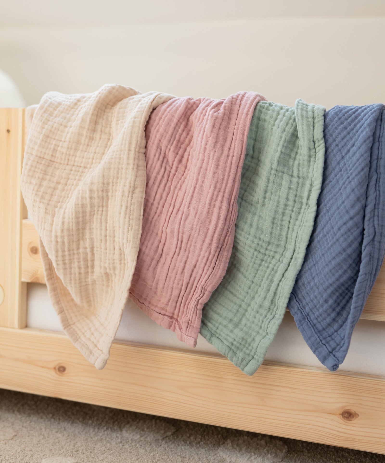 Aus Bio-Baumwolle*Gefertigt aus hochwertiger Bio-Baumwolle und OEKO-TEX®
STANDARD 100-zertifiziert.|Tagesdecke Musselin Farben.