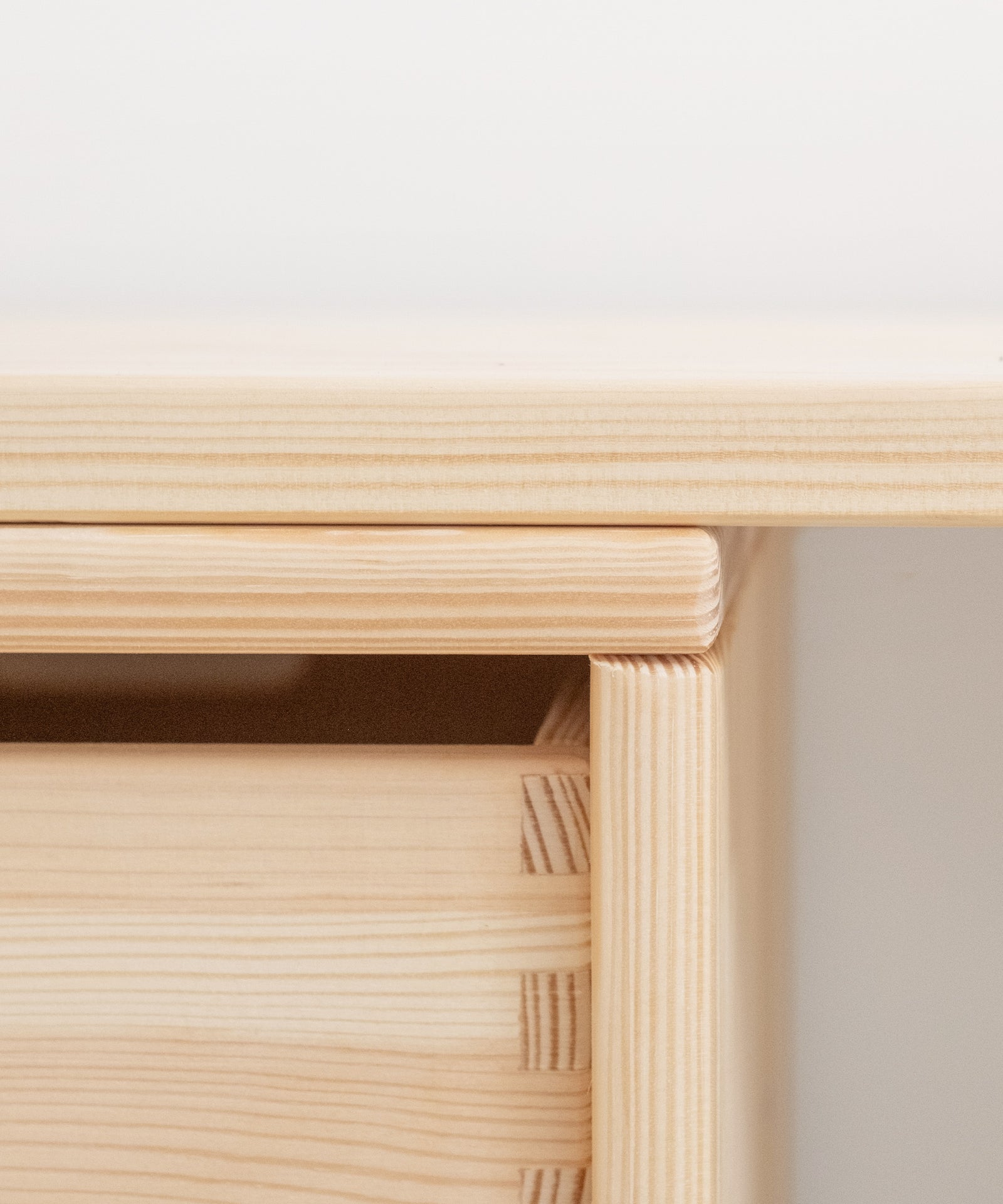 Passgenaue Abdeckung*Die bündig abschließenden Tischplatten dienen auch als Abdeckung für die Module und verleihen ihnen zusätzliche Stabilität.|Tischplatte Holz Aufbewahrungssystem Detail.