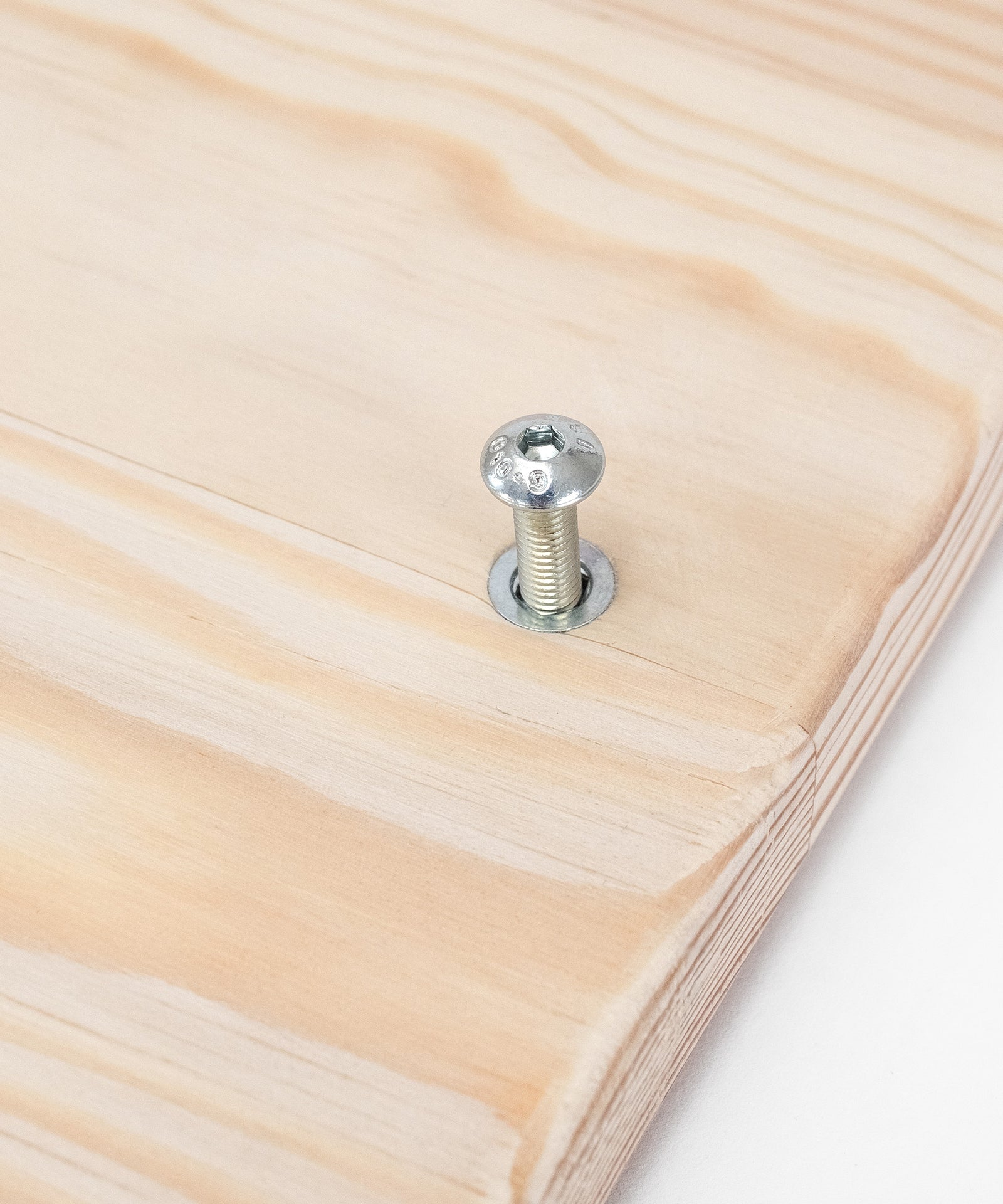 Gesichert durch Schrauben*Die Platten sind mit allen Modulen kompatibel. Die Verbindung erfolgt über integrierte Gewindeeinsätze und beigelegte Schrauben.|Tischplatte Holz Gewindeeinsatz Schraube.