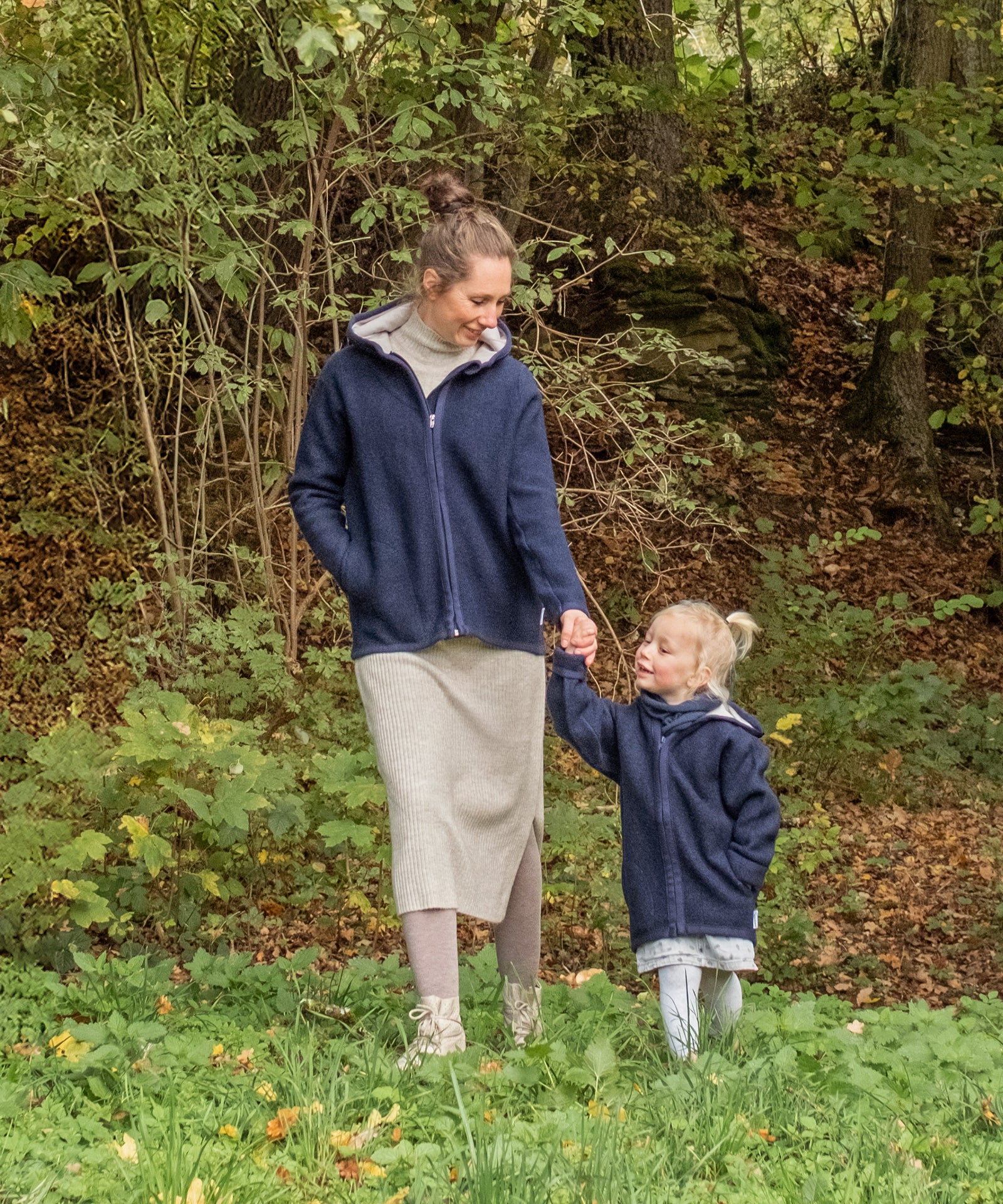 Mutter mit Walkjacke Damen Dunkelblau geht mit Mädchen spazieren mit Walkjacke Dunkelblau für Kinder.