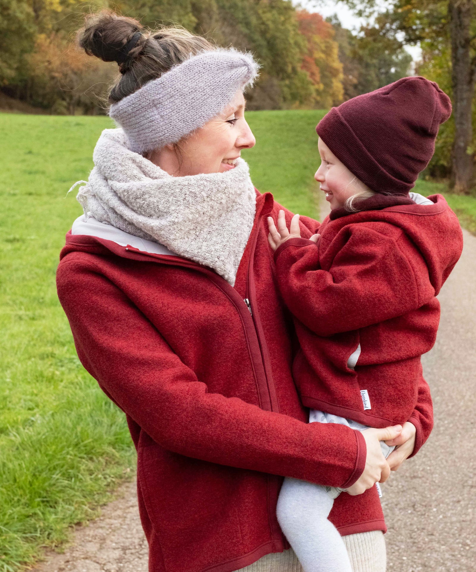 Mutter und Kind in roten Walkjacken