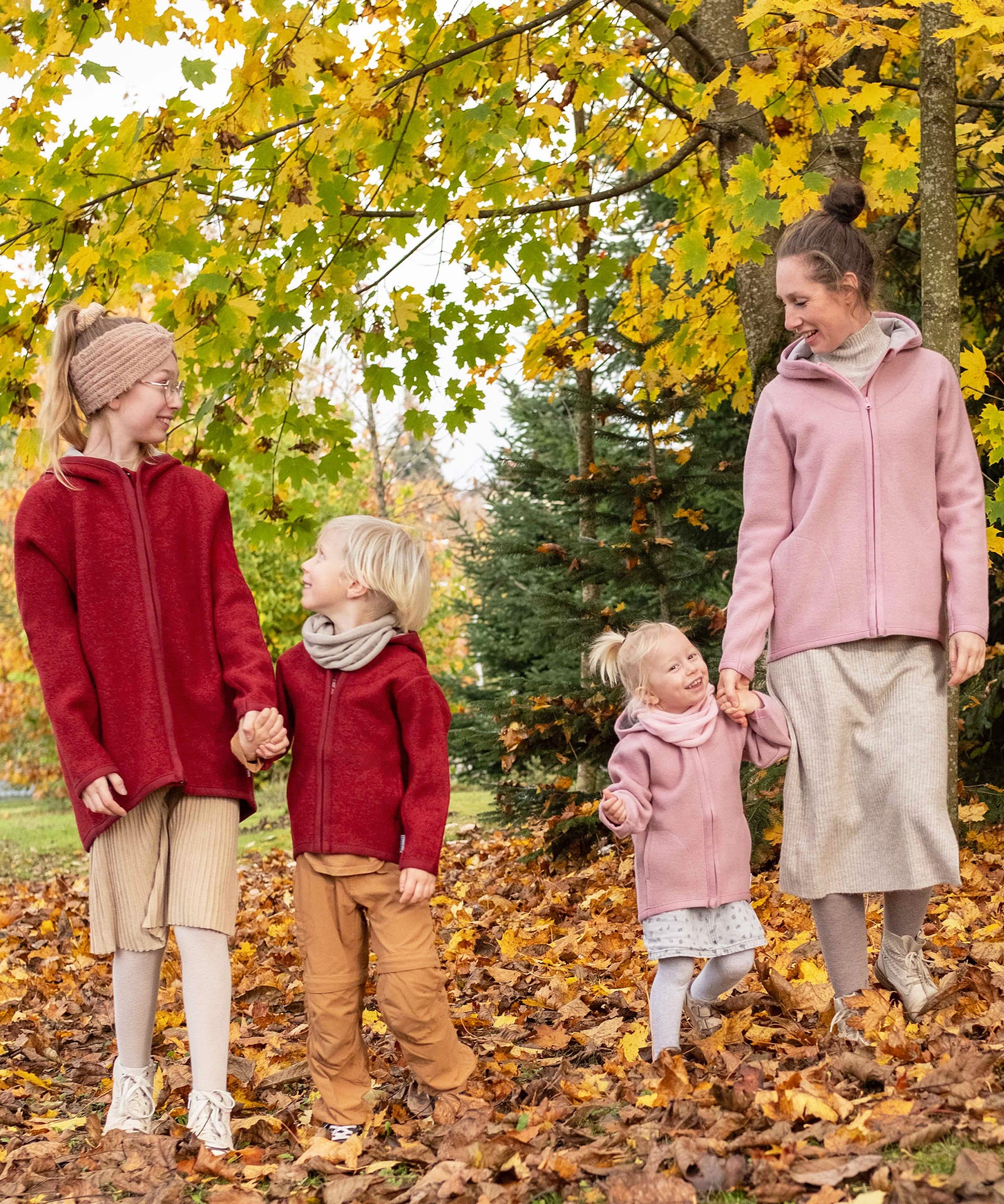 Mutter und Kinder mit Walkjacken aus Merino in Rot und Altrosa