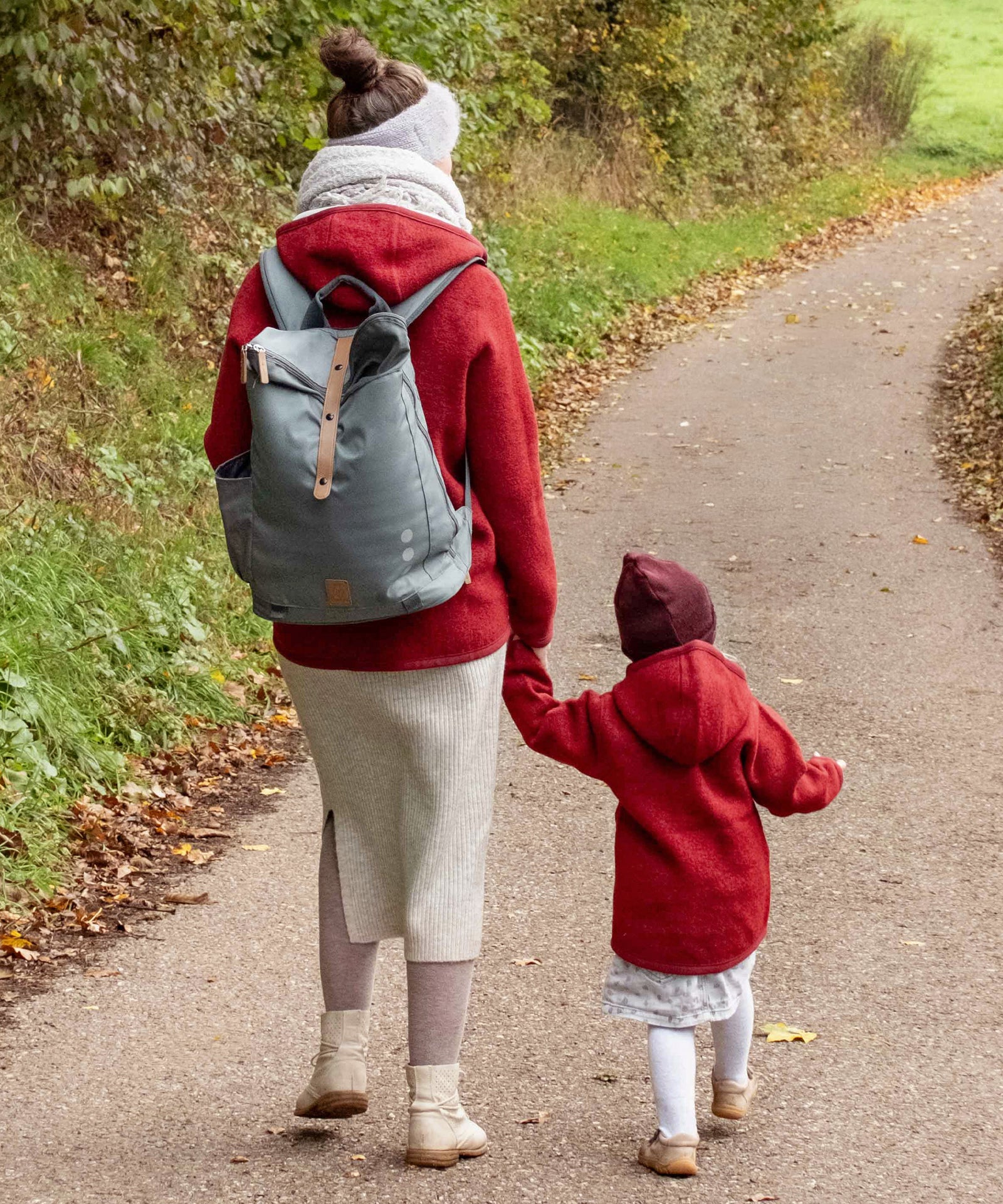 Süßer Mini-Me-Look*Die warme Jacke ist in sechs tollen Farben erhältlich – perfekt für den süßen Mini-Me-Look mit deinem Kind.|Frau in Walkjacke Damen Rot geht mit Mädchen in Kinder-Walkjacke Rot spazieren. 