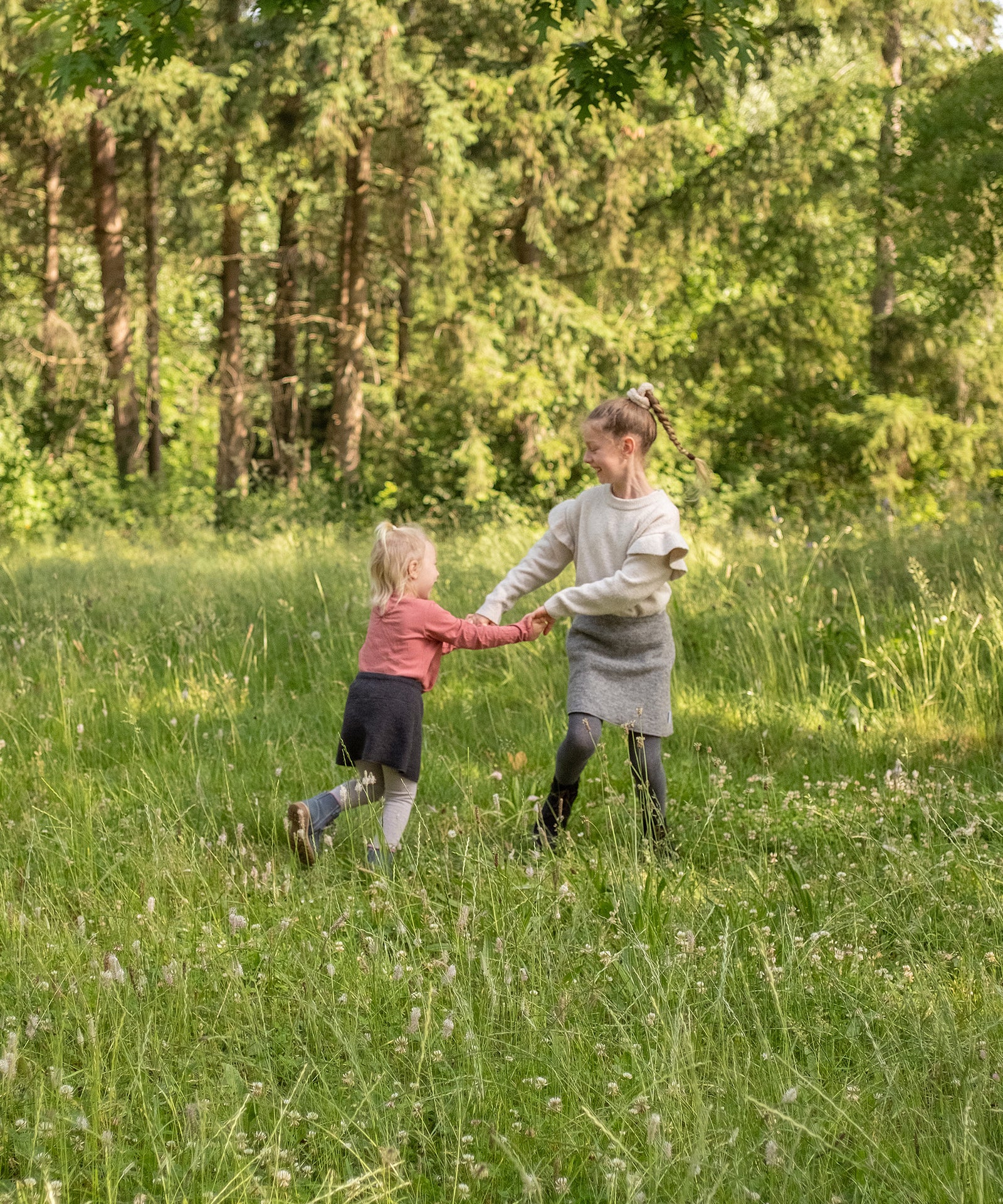 Pflegeleicht & schmutzabweisend*Wollwalk ist von Natur aus schmutzabweisend - Schmutz bleibt meist oberflächlich und lässt sich leicht entfernen.| Kinder spielen im Wald und tragen den Walkrock.