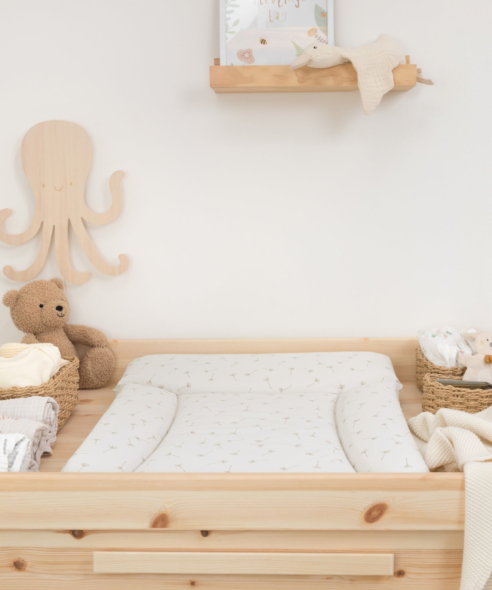 Sanft zur Haut*Die Auflage ist phthalatfrei, hygienisch und anti-allergisch – perfekt für die empfindliche Haut deines Babys.|Phthalatfreie Wickelauflage für die empfindliche Babyhaut.