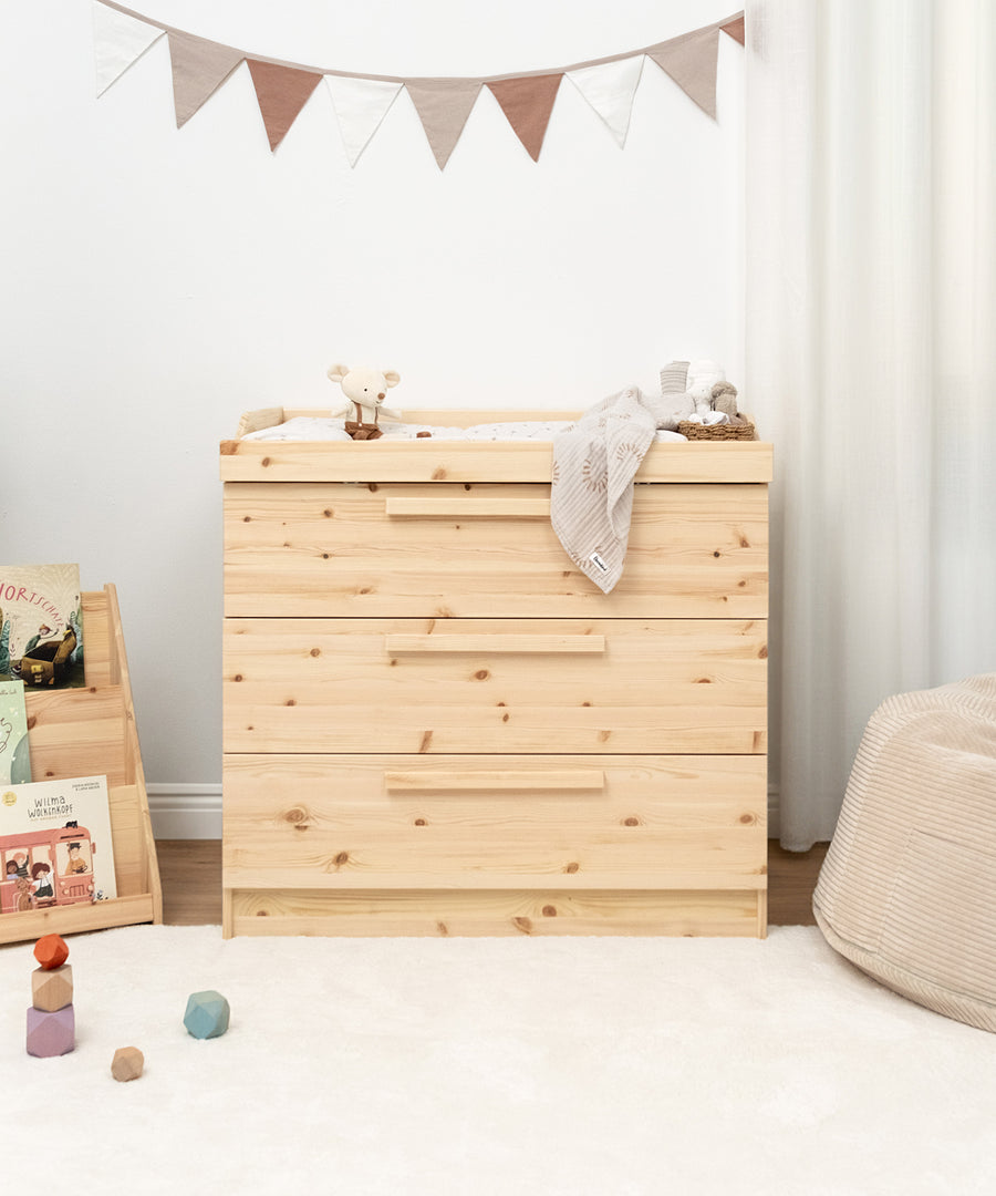 Die Linia Wickelkommode aus Kiefer zeigt hochwertiges Ehrenkind Design.