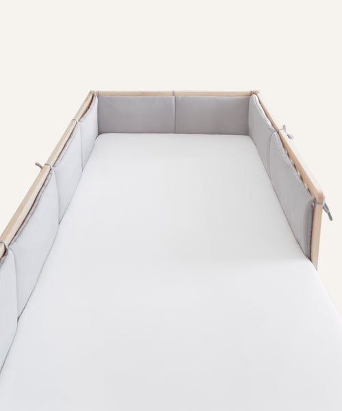 Ehrenkind Bettumrandung hellgrau.